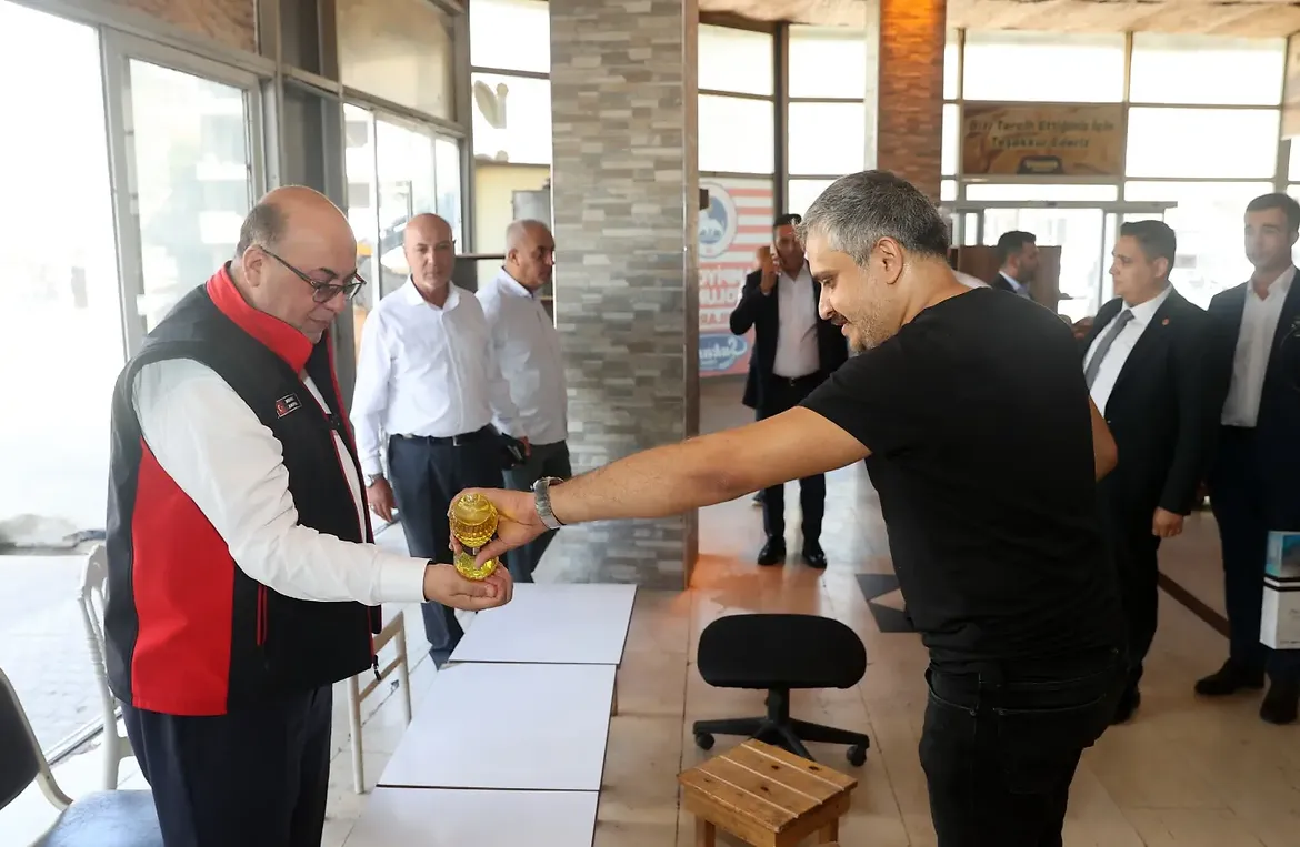 Dulkadiroğlu’nda örnek fırıncı esnafına plaket takdim edildi