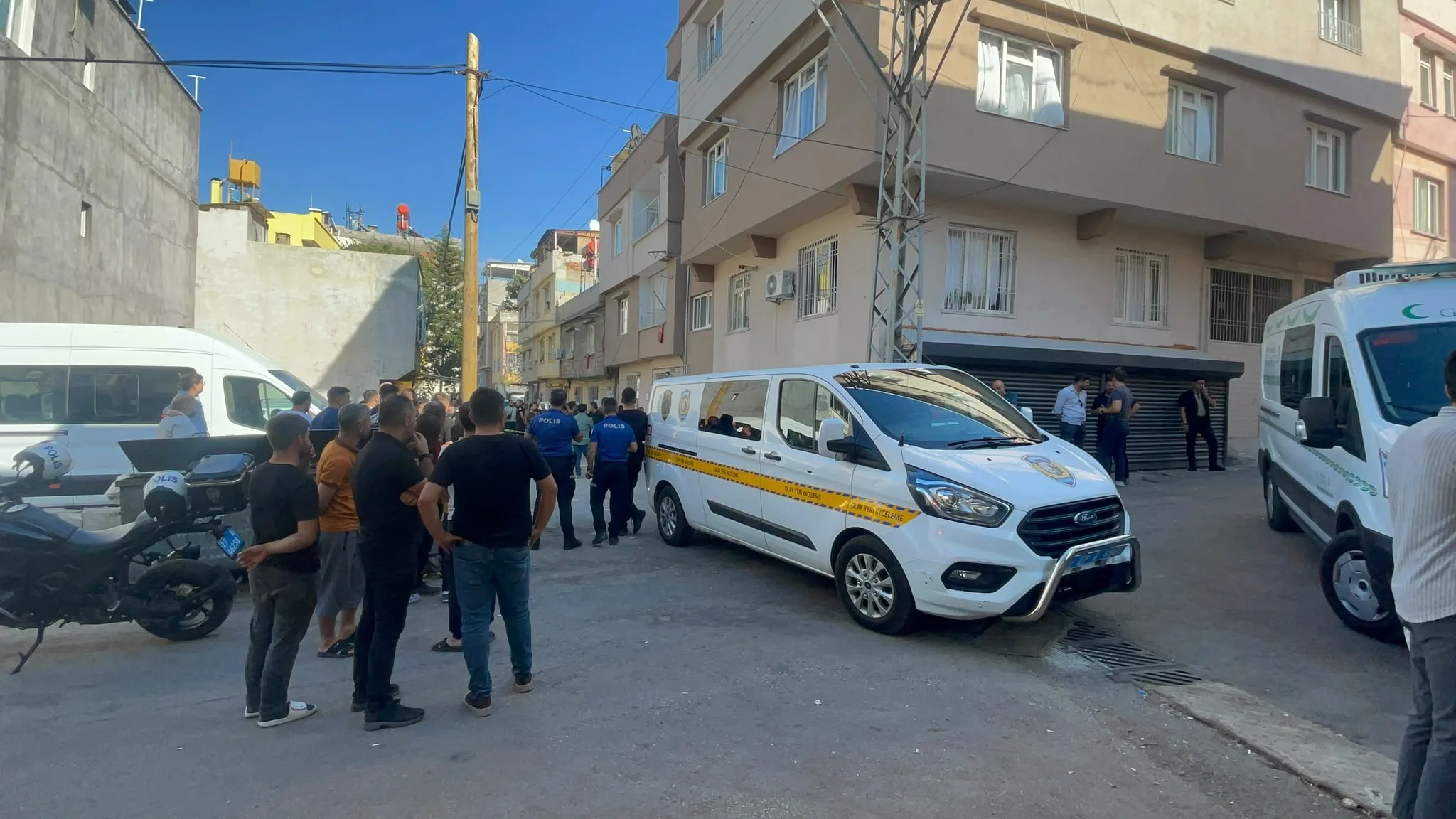 Önce eşini öldürdü sonra dehşet saçtı: 1 ölü, 4 yaralı Önce eşini öldürdü sonra dehşet saçtı: 1 ölü, 4 yaralı