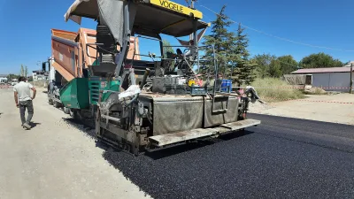 Kahramanmaraş Büyükşehir Belediyesi, kent genelinde başlattığı kapsamlı asfalt seferberliğini ilçelerde
