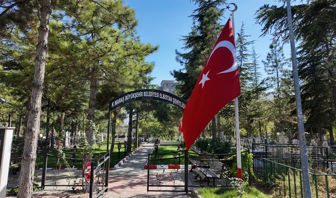 Kahramanmaraş Büyükşehir Belediyesi, Elbistan ilçesindeki kabristanlarda vatandaşların ziyaretlerini daha düzenli