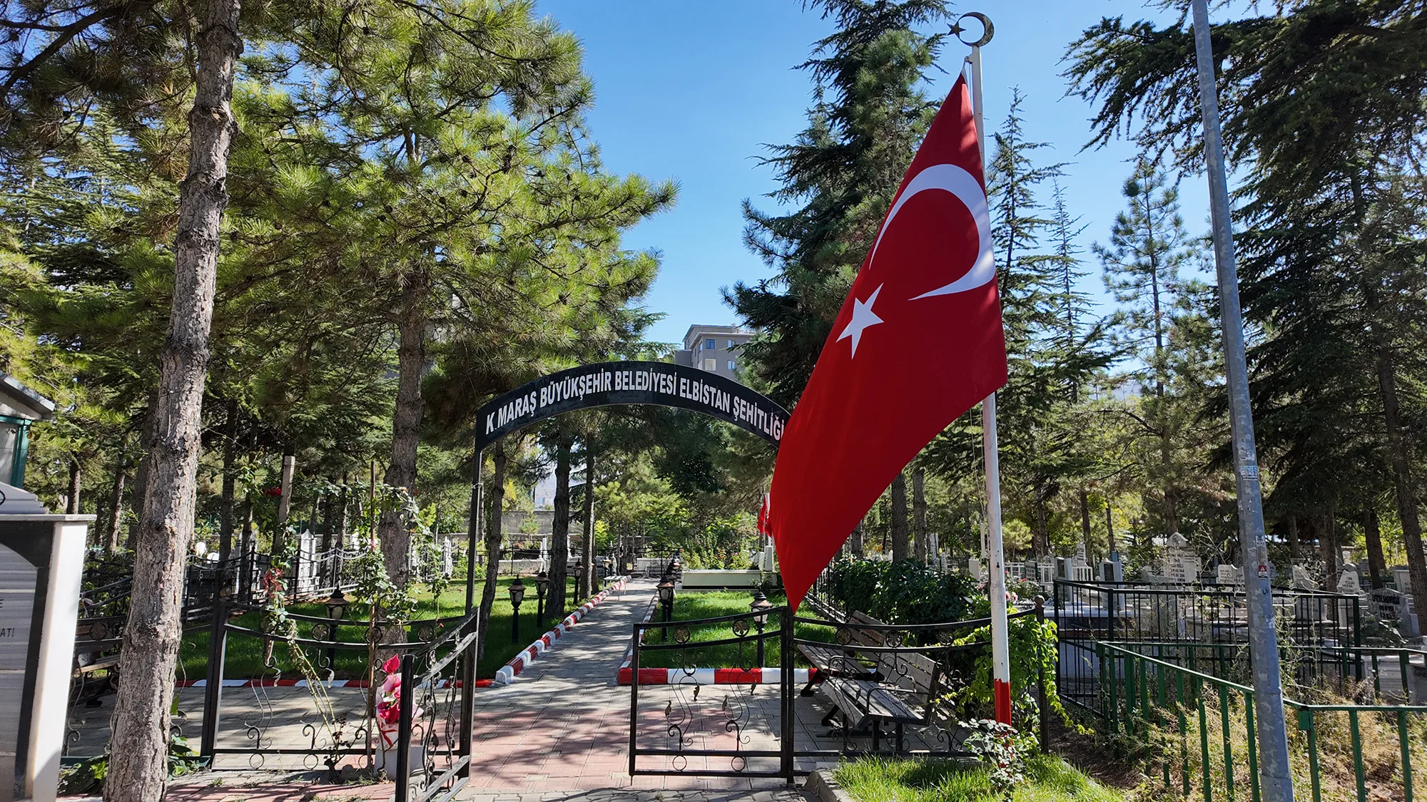Kahramanmaraş Büyükşehir Belediyesi, Elbistan ilçesindeki kabristanlarda vatandaşların ziyaretlerini daha düzenli