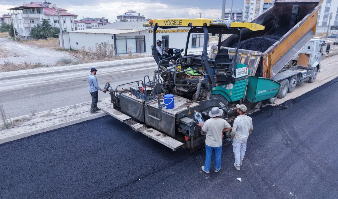 Kahramanmaraş Büyükşehir Belediyesi, Elbistan ilçesinde sürdürdüğü sıcak asfalt çalışmalarıyla 30