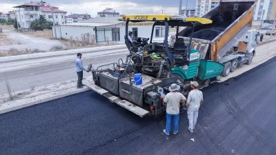 Kahramanmaraş Büyükşehir Belediyesi, Elbistan ilçesinde sürdürdüğü sıcak asfalt çalışmalarıyla 30