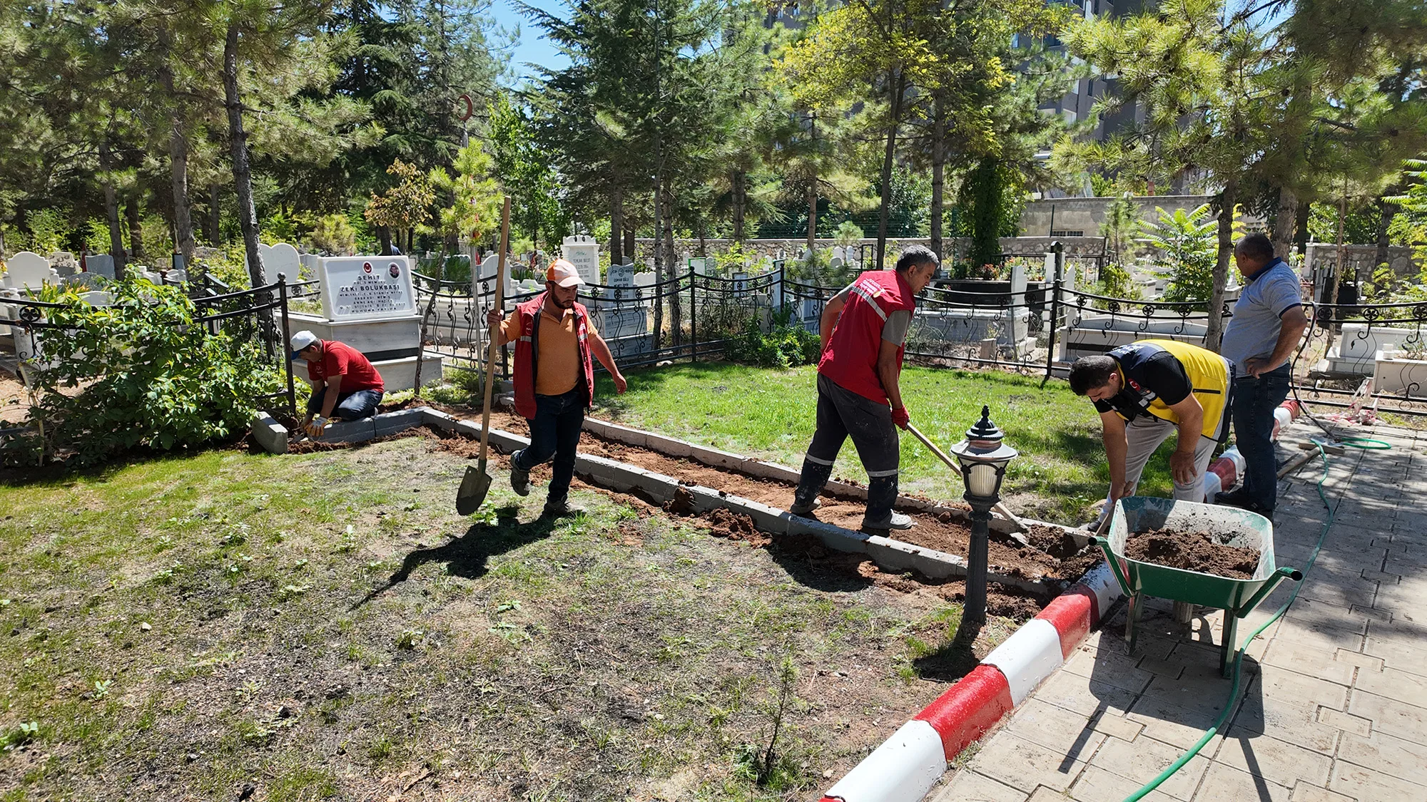 Elbistan mezarlıklarına büyükşehir dokunuşu!