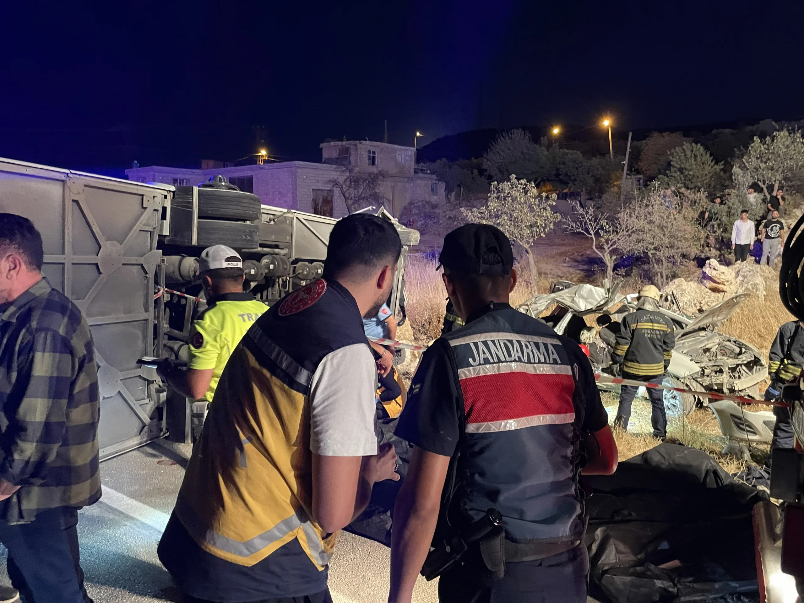Otoyolda can pazarı: 7 ölü 13 yaralı! Otoyolda can pazarı: 7 ölü 13 yaralı!