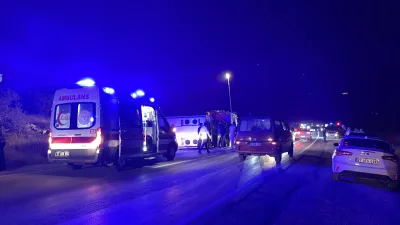 Yolcu otobüsü ile otomobilin çarpıştığı kazada 7 kişi hayatını kaybetti,