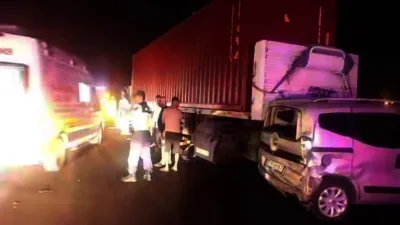 TIR, kamyonet, çekici ve iki otomobilin karıştığı zincirleme kazada 4