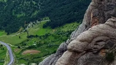 Kahramanmaraş’ın Andırın ilçesine bağlı Geben bölgesindeki Kayranlı Dağı, heybetli kayalık