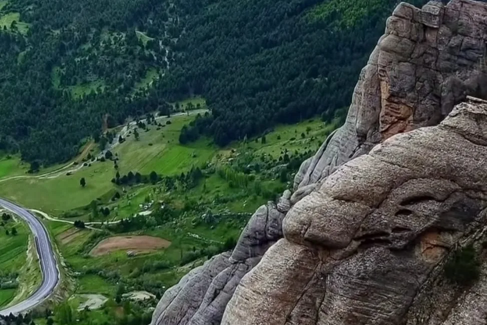 Kahramanmaraş’ın Andırın ilçesine bağlı Geben bölgesindeki Kayranlı Dağı, heybetli kayalık