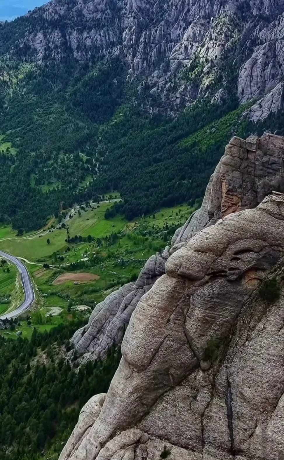 Kahramanmaraş’ın Andırın ilçesine bağlı Geben bölgesindeki Kayranlı Dağı, heybetli kayalık
