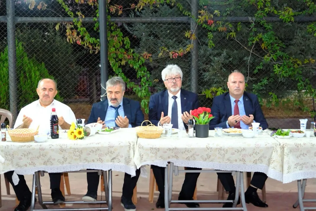 Devlet korumasında büyüyerek farklı mesleklerde başarı kazanan yetişkinler, T.C. Aile