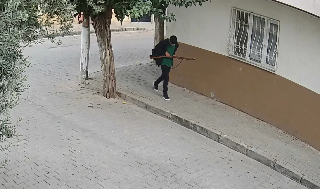 Okul Saldırganının Dehşet Saçtığı Anlar Kamerada! Turgutlu’da okul önünde av tüfeğiyle ateş açarak 8 kişiyi yaralayan