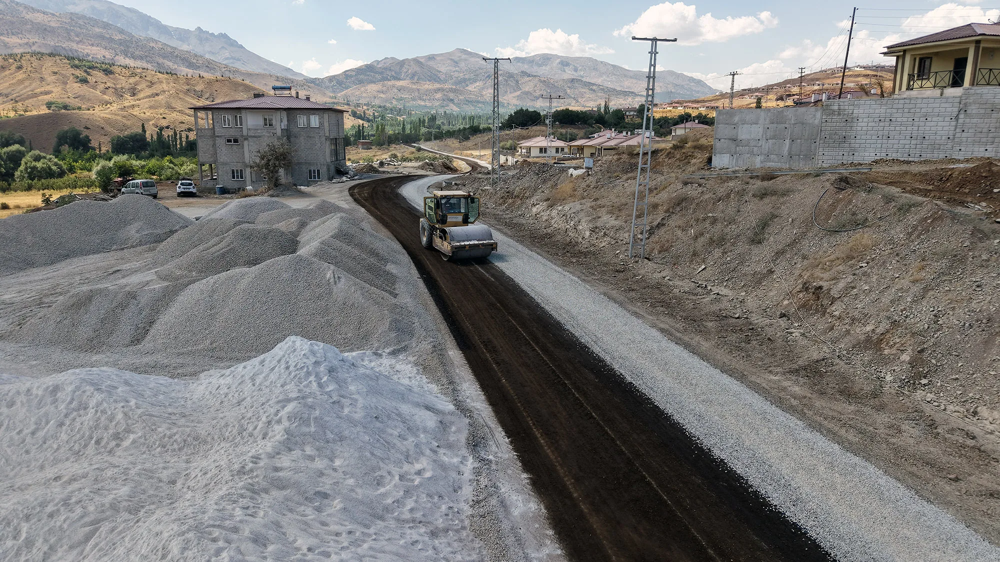 Göksun’da 7 mahalleyi bağlayan 5 kilometrelik yol yenileniyor