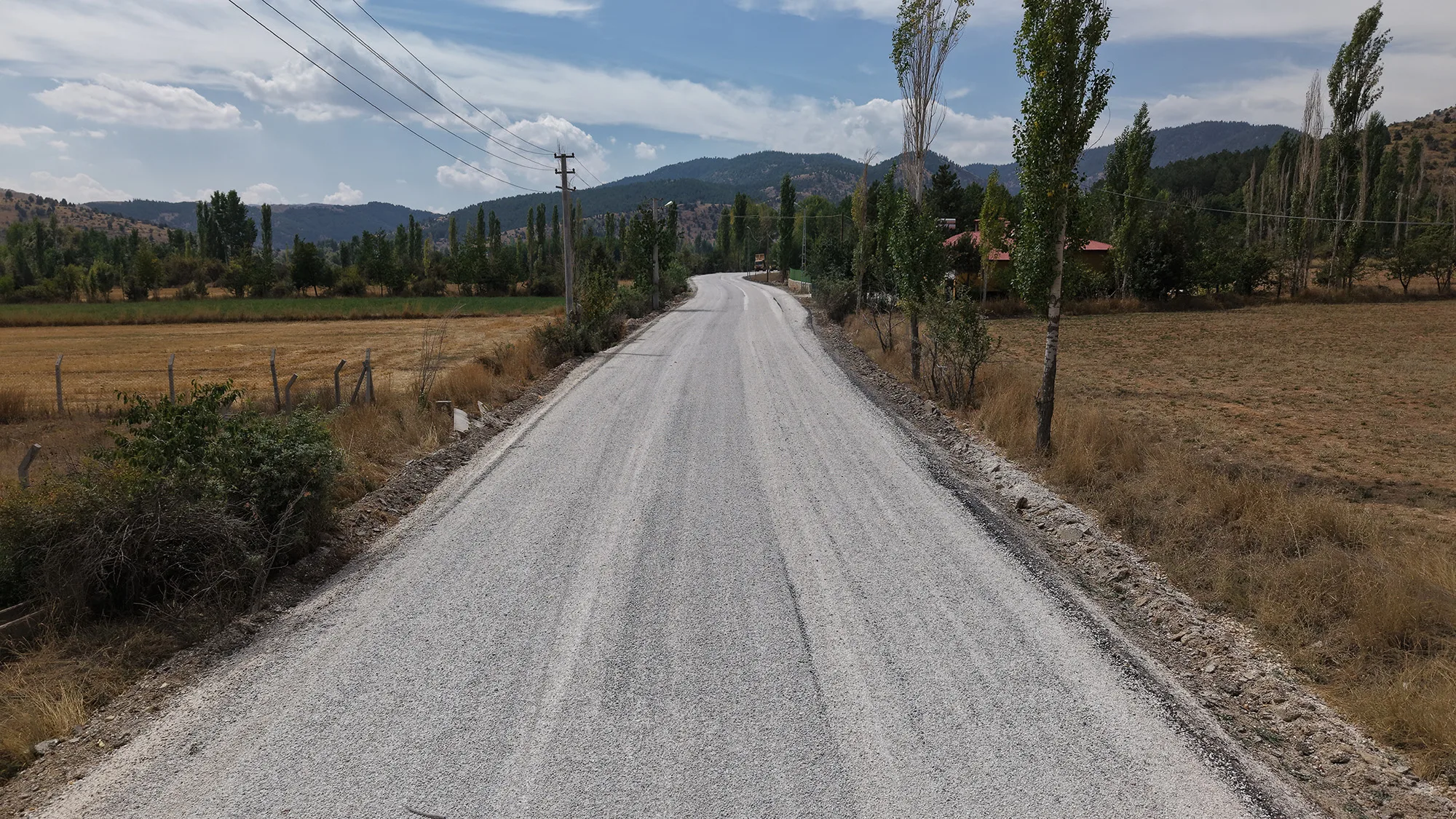 Dar yollar genişletiliyor: göksun yiricek yolu baştan sona yenilendi
