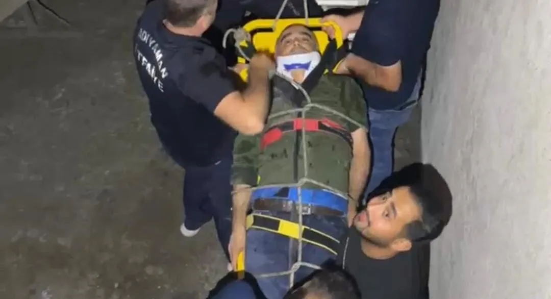 İnşaat bekçisi merdiven boşluğuna düştü