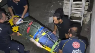 Dengesini kaybederek inşaatın merdiven boşluğuna düşen 63 yaşındaki bekçi H.T.,