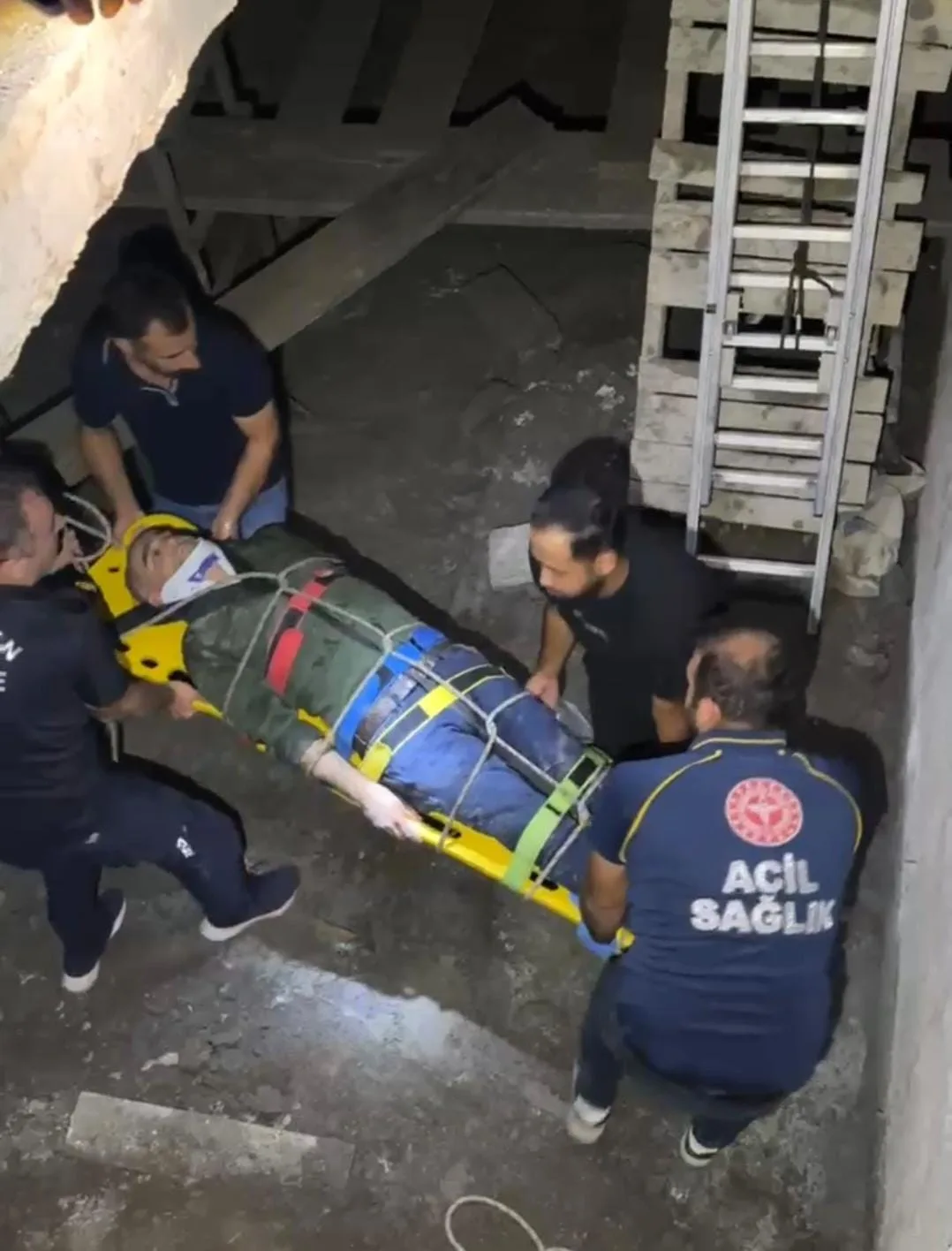 Dengesini kaybederek inşaatın merdiven boşluğuna düşen 63 yaşındaki bekçi H.T.,