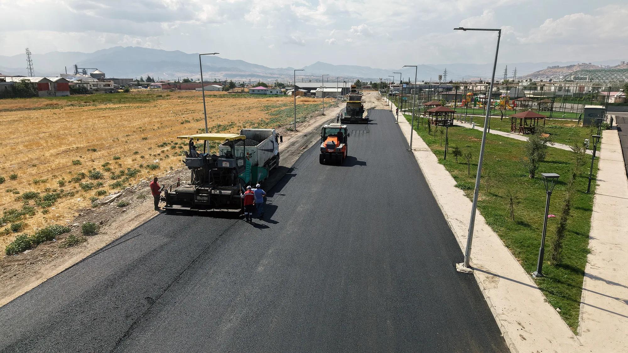 Büyükşehir i̇stasyon mahallesinin yollarını yenileniyor