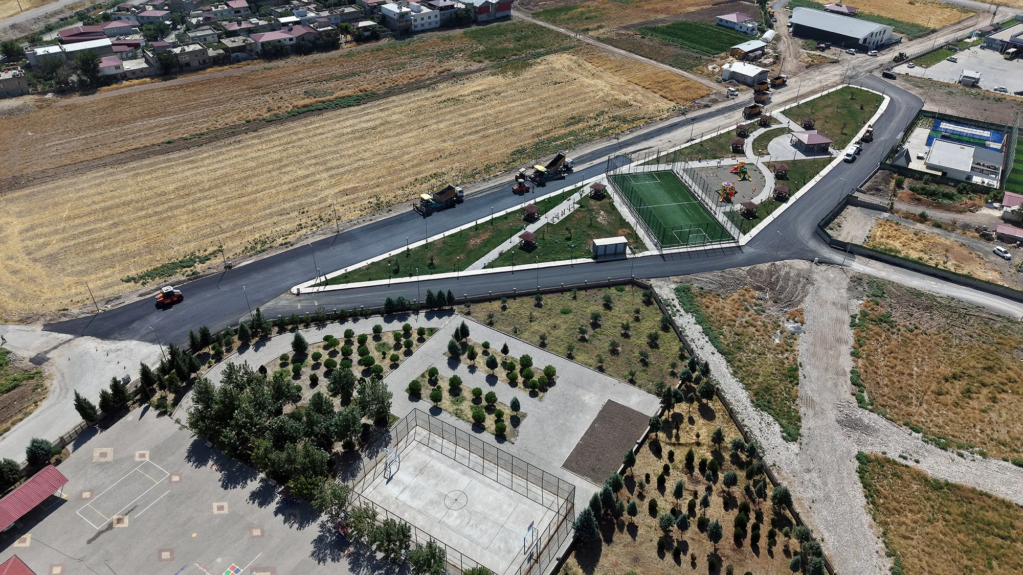 Büyükşehir i̇stasyon mahallesinin yollarını yenileniyor
