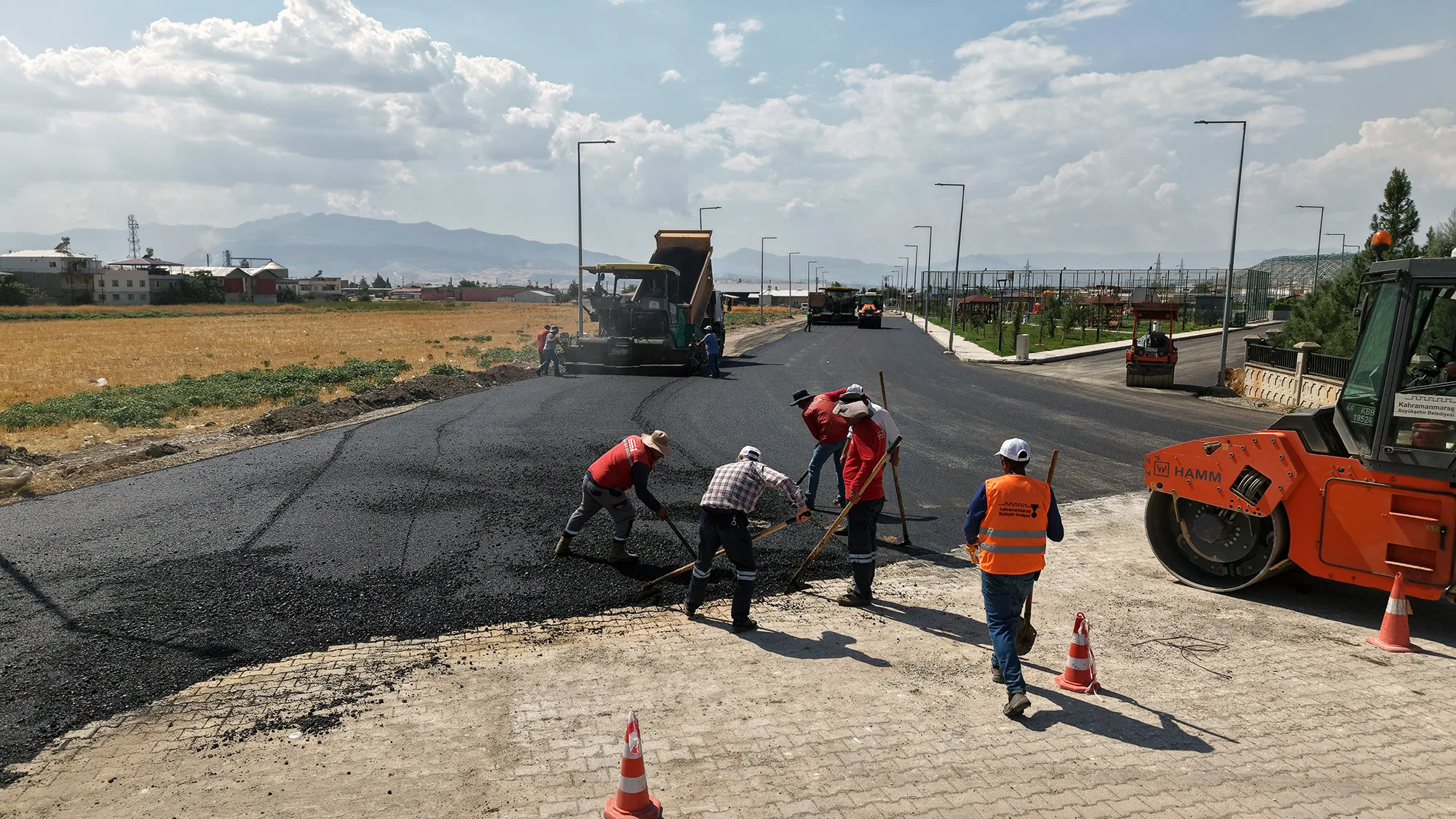 Büyükşehir i̇stasyon mahallesinin yollarını yenileniyor
