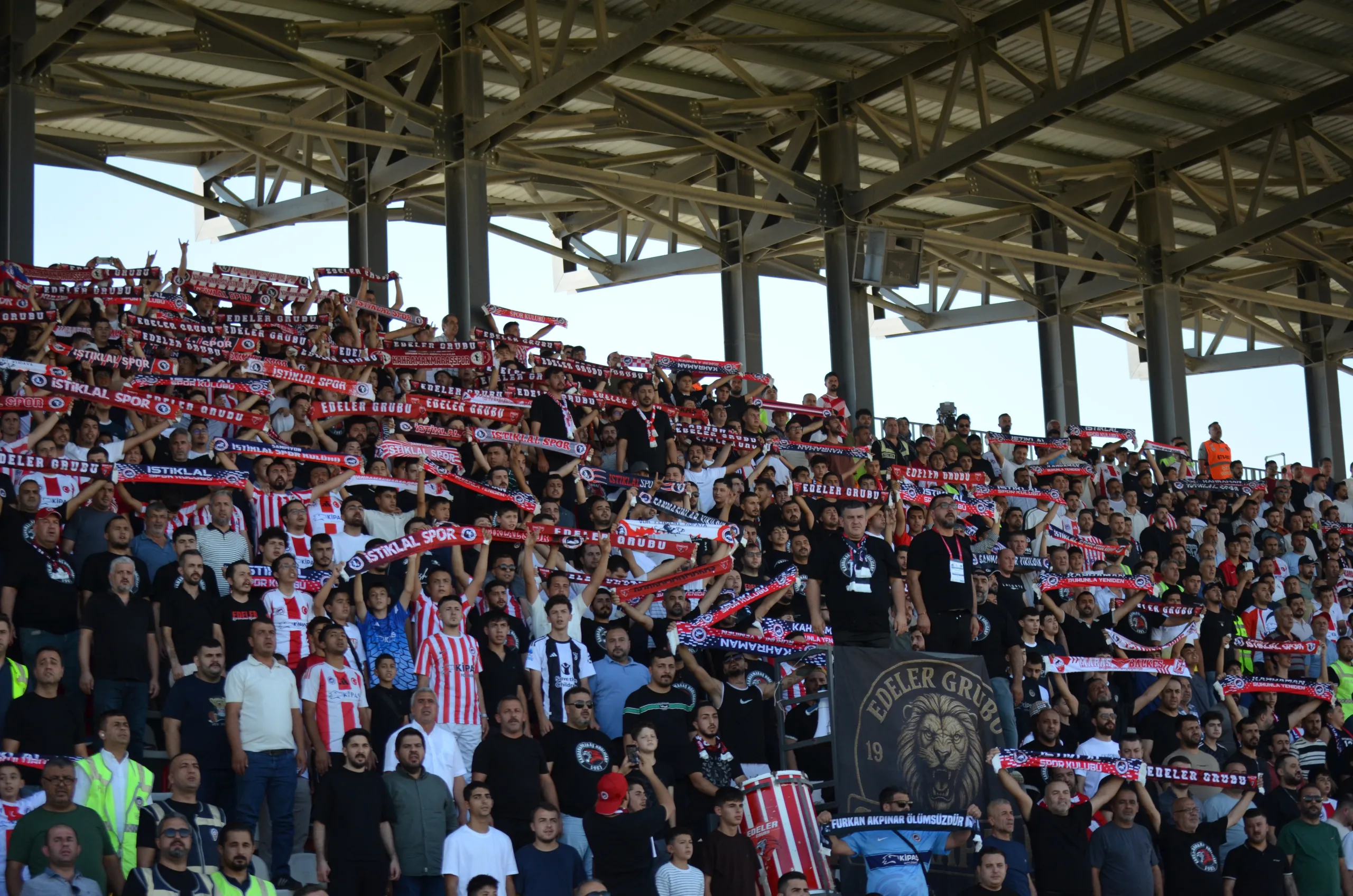 Kahramanmaraş İstiklalspor’un en önemli taraftar gruplarından birisi olan Ede Grubu,