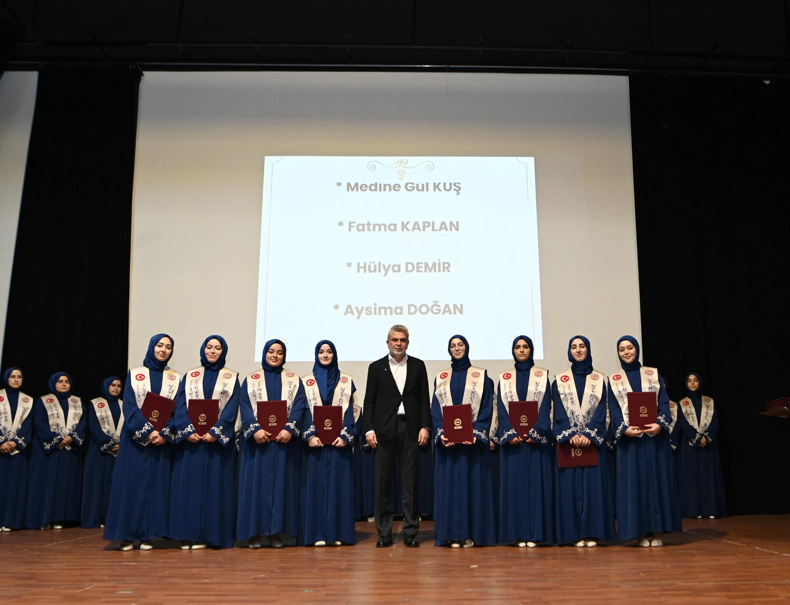 Kahramanmaraş’ta 70 genç hafız mezuniyet heyecanı yaşadı!