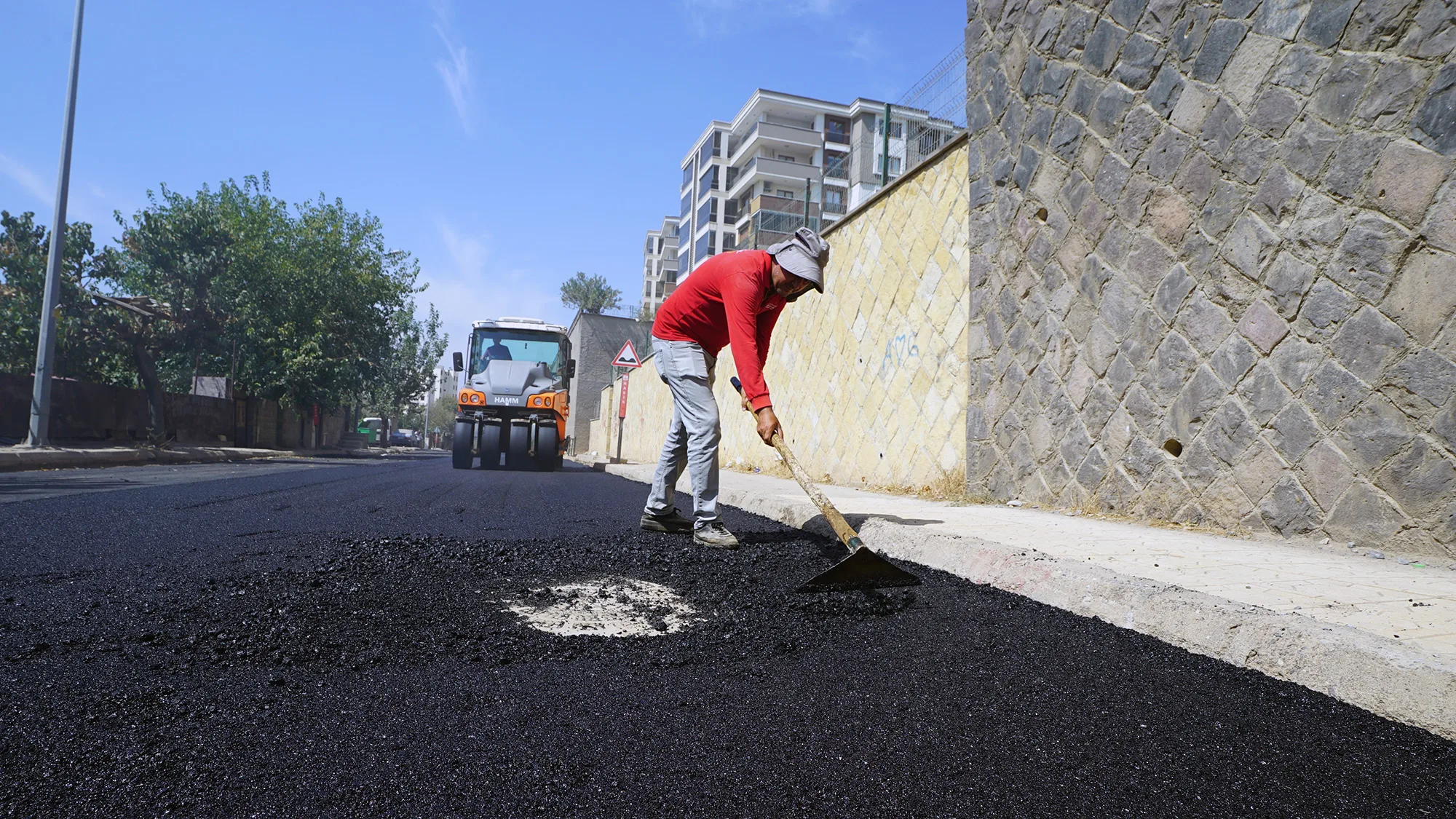 Kâtip çelebi caddesi’nde asfalt mesaisi: sıra mercimektepe ve 15. Sokak’ta!