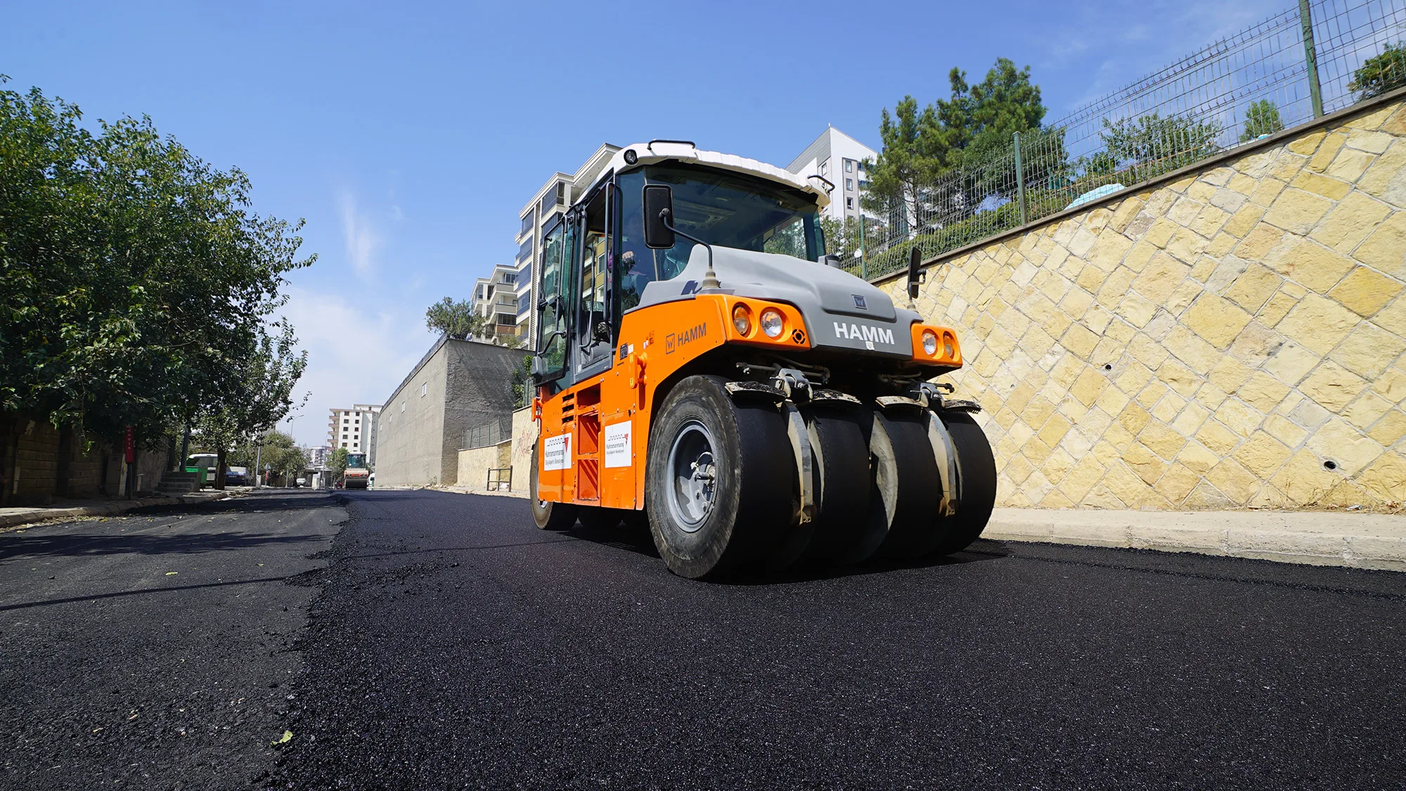 Kahramanmaraş Büyükşehir Belediyesi, Onikişubat ilçesinde altyapısı tamamlanan Kâtip Çelebi Caddesi’nde