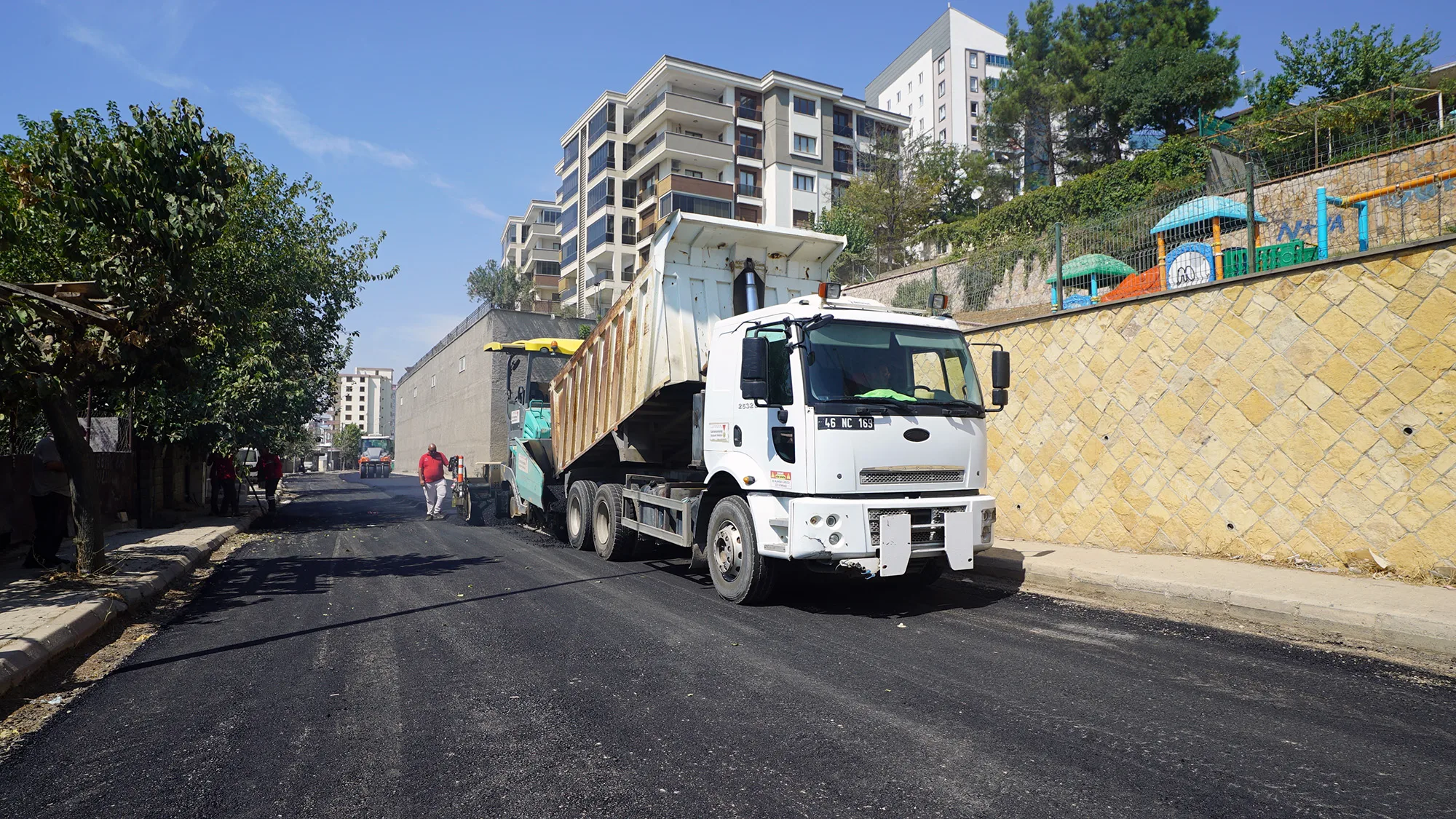 Kâtip çelebi caddesi’nde asfalt mesaisi: sıra mercimektepe ve 15. Sokak’ta!