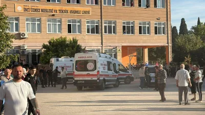 Bir lisenin önünde av tüfeğiyle açılan ateş sonucu yaralananlar olurken,