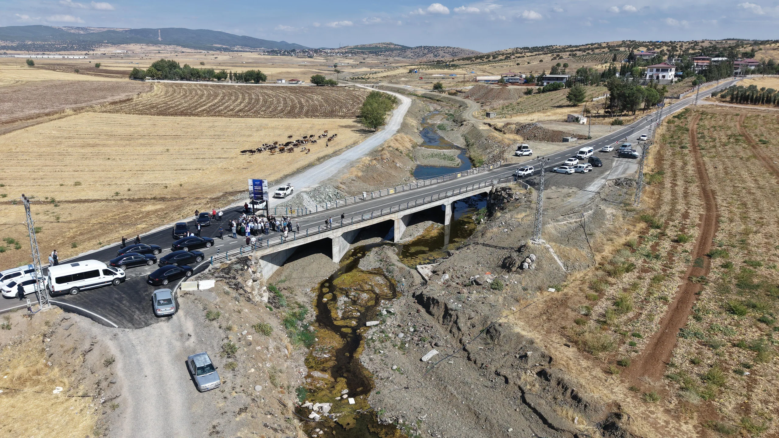 Kahramanmaraş Büyükşehir Belediye Başkanı Fırat Görgel, Dulkadiroğlu Yeniyurt Mahallesi’nde yapımı