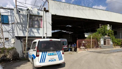 Adana'da Cevdet Abay (63), iş yerindeki ofisinde kasığından tabancayla vurulmuş