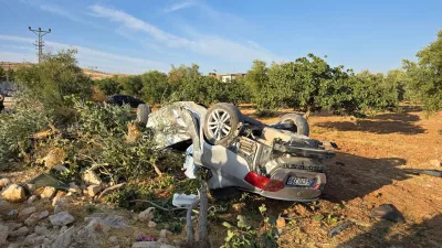 Önündeki motosiklete çarpmamak için sürücüsünün manevra yaptığı otomobilin fıstık bahçesine