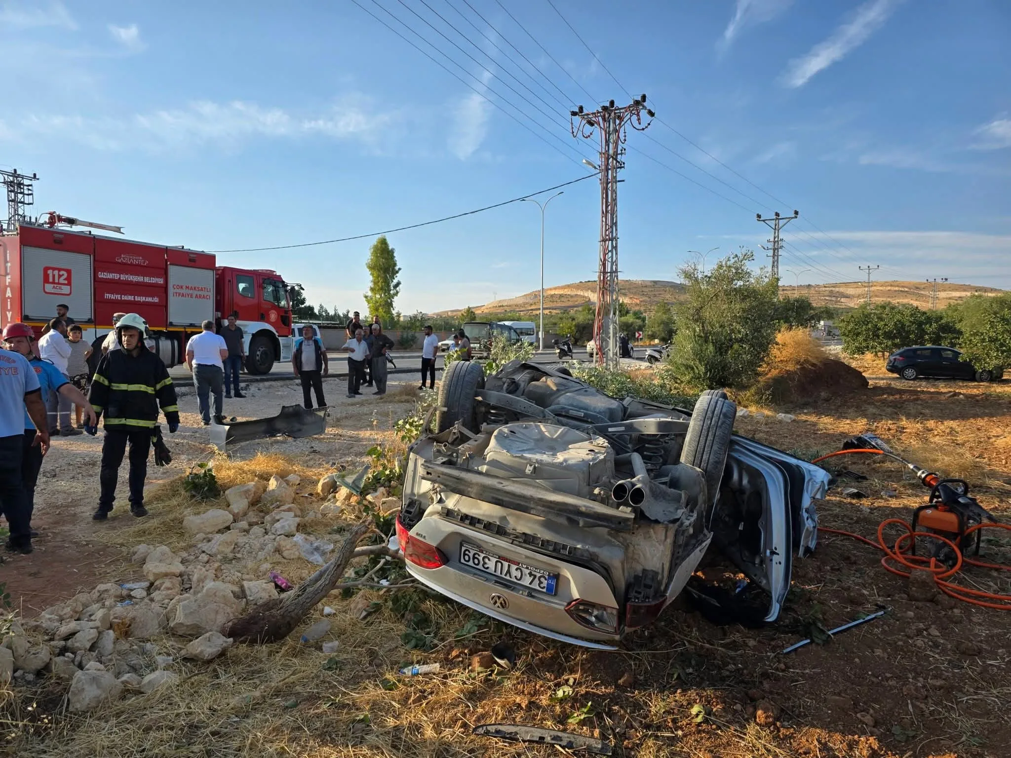 Otomobil bahçeye uçtu: 1 ölü 6 yaralı!