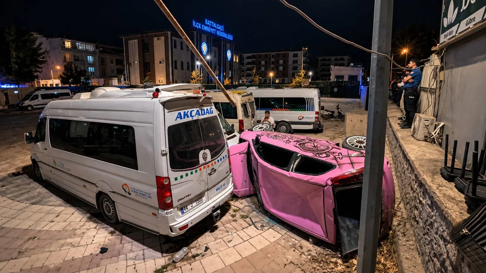 Otomobil otoparka uçtu, sürücü yaralandı