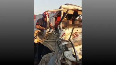TIR’a arkadan çarpan kamyonetteki 2 kişi hayatını kaybetti.