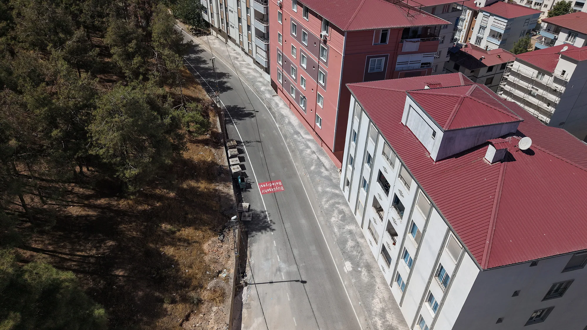Pazarcık’ın yol ağı sıcak asfaltla yenileniyor