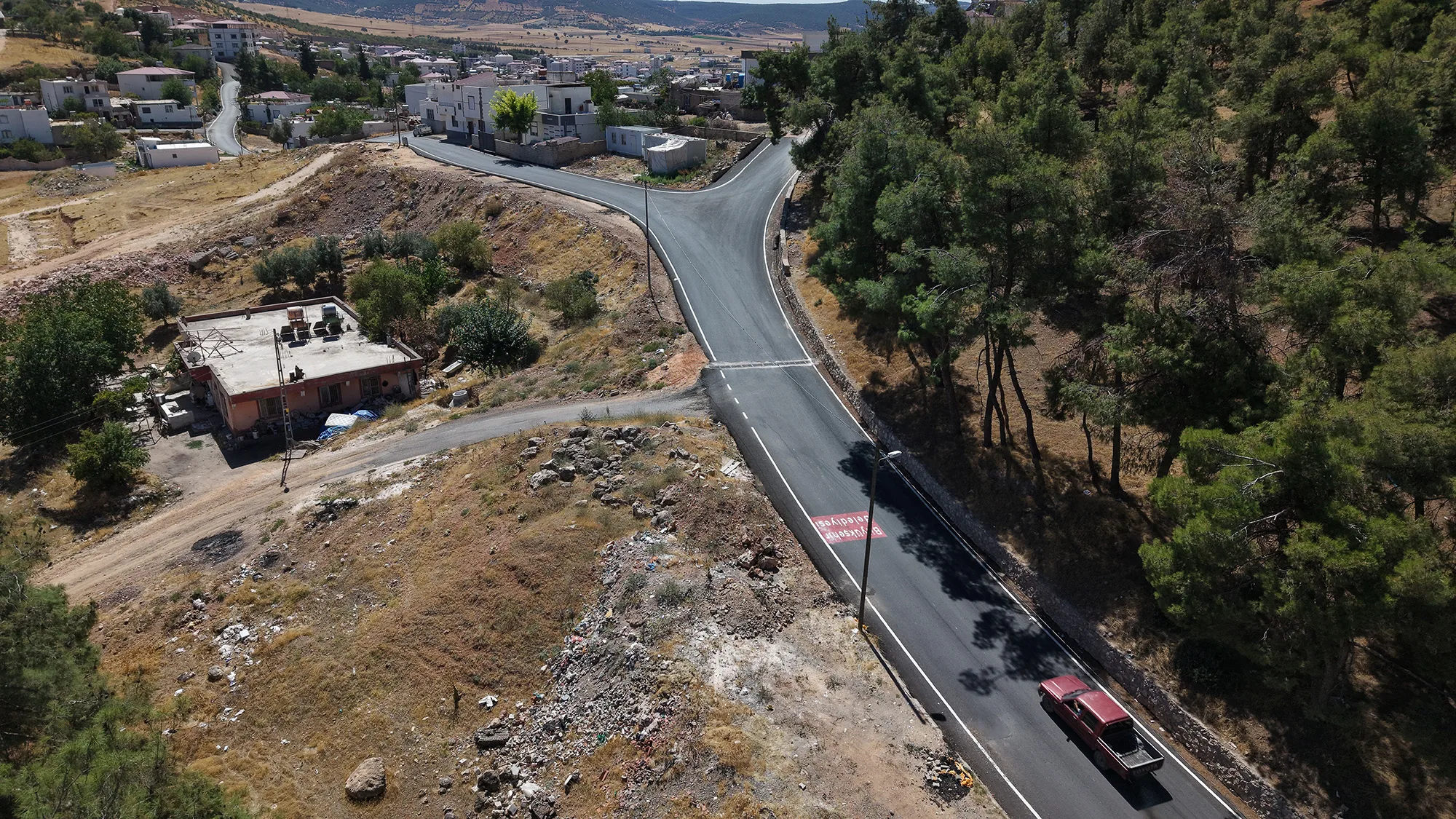 Pazarcık'ta sürdürülen asfalt seferberliğiyle binlerce ton sıcak asfalt serilirken, ilçe