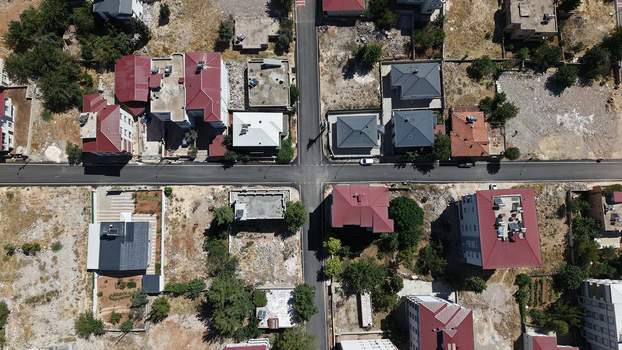 Pazarcık’ın yol ağı sıcak asfaltla yenileniyor