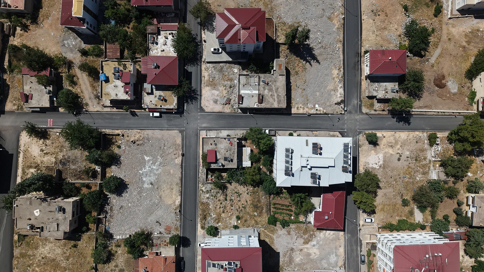 Pazarcık’ın yol ağı sıcak asfaltla yenileniyor