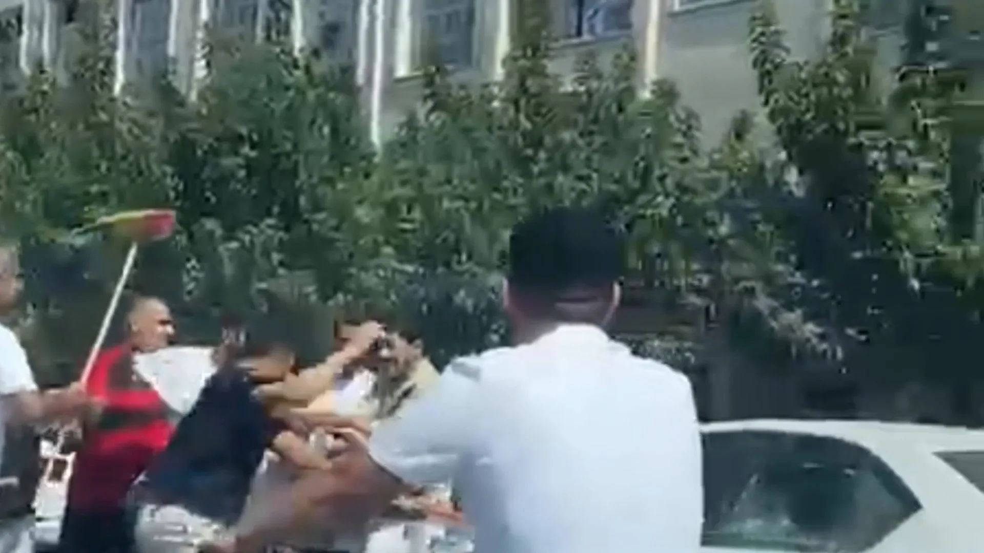 Sokak ortasında taşlı sopalı kavga: 3 yaralı