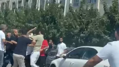 İki grup arasında sokak ortasında çıkan taşlı, fırçalı ve sopalı
