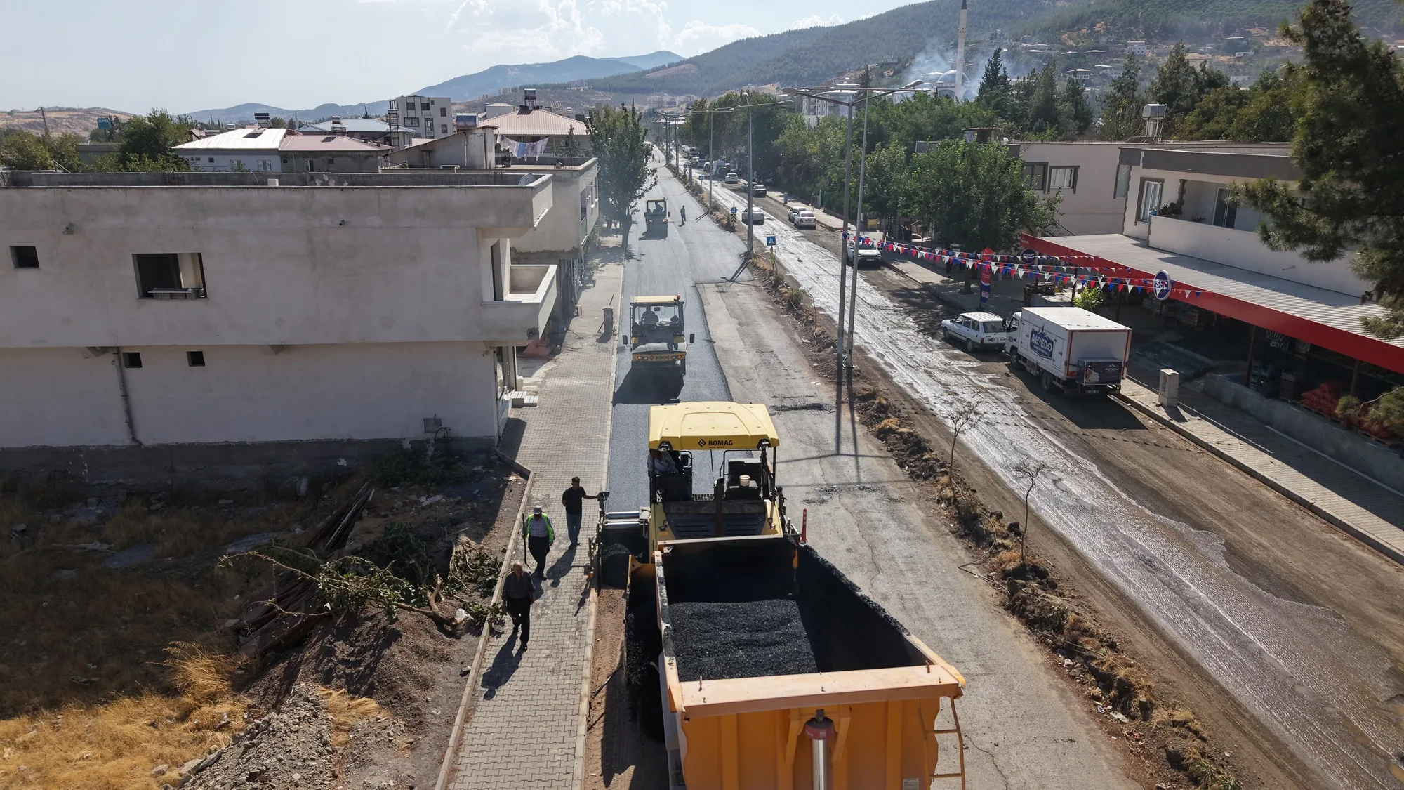 Büyükşehir’den türkoğlu’na sıcak asfalt