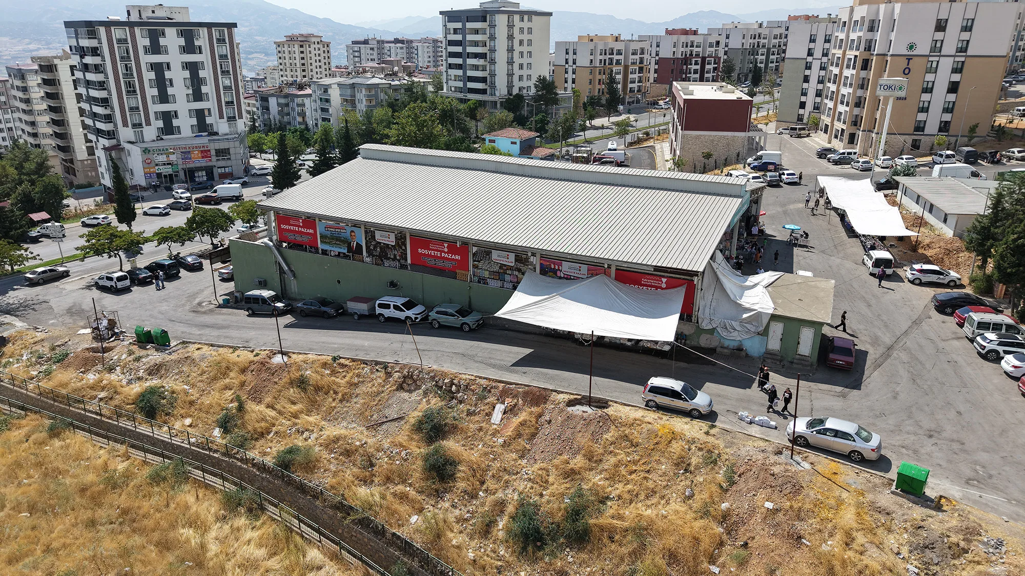 Sosyete pazarı yeni yerinde hizmet vermeye başladı