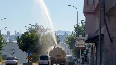 Ali Paşa Caddesi'nde yokuşu tırmanamayarak geri kaymaya başlayan su tankeri