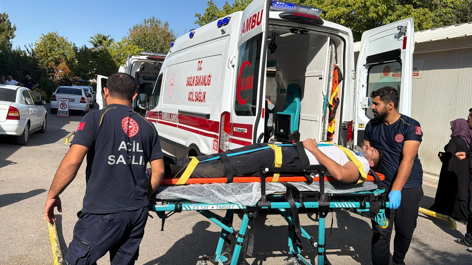 İşçi servisi devrildi: 12 yaralı!