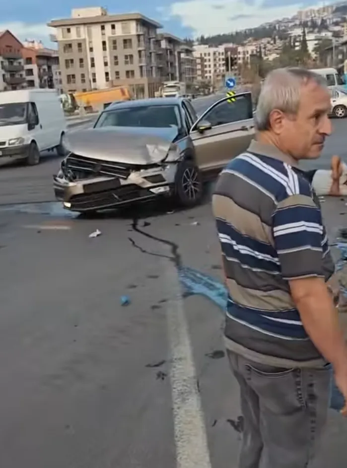 Kahramanmaraş’ta sabah saatlerinde Büyükşehir Belediyesi önündeki kavşakta trafik ışıklarının yanmaması