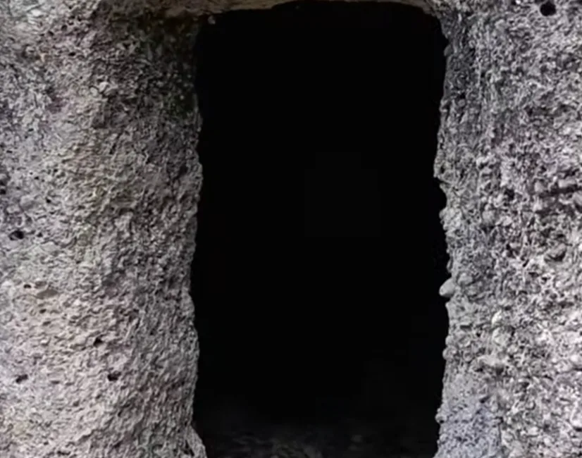 Andırın’ın Yeşilyurt Mahallesi’nde doğal kayaların oyulmasıyla oluşturulan asırlık kaya mezarı
