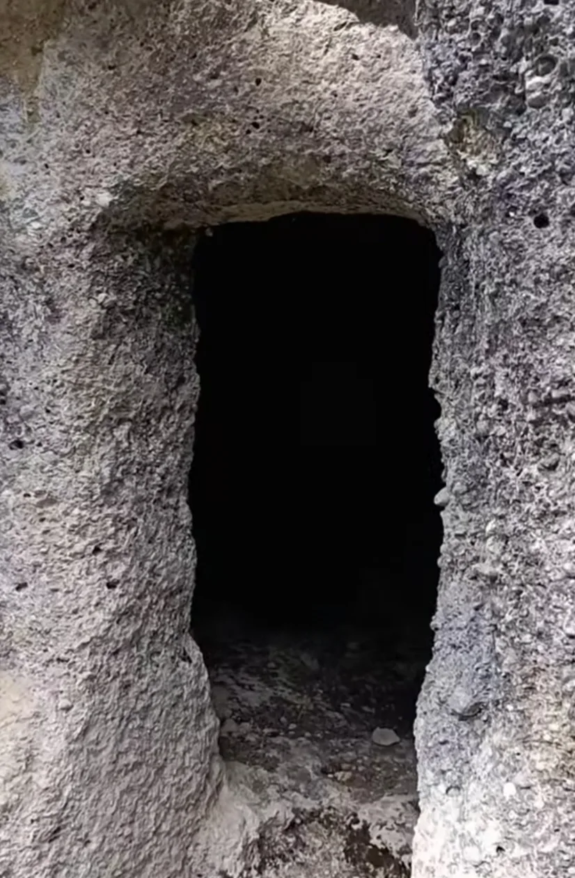 Andırın’ın Yeşilyurt Mahallesi’nde doğal kayaların oyulmasıyla oluşturulan asırlık kaya mezarı