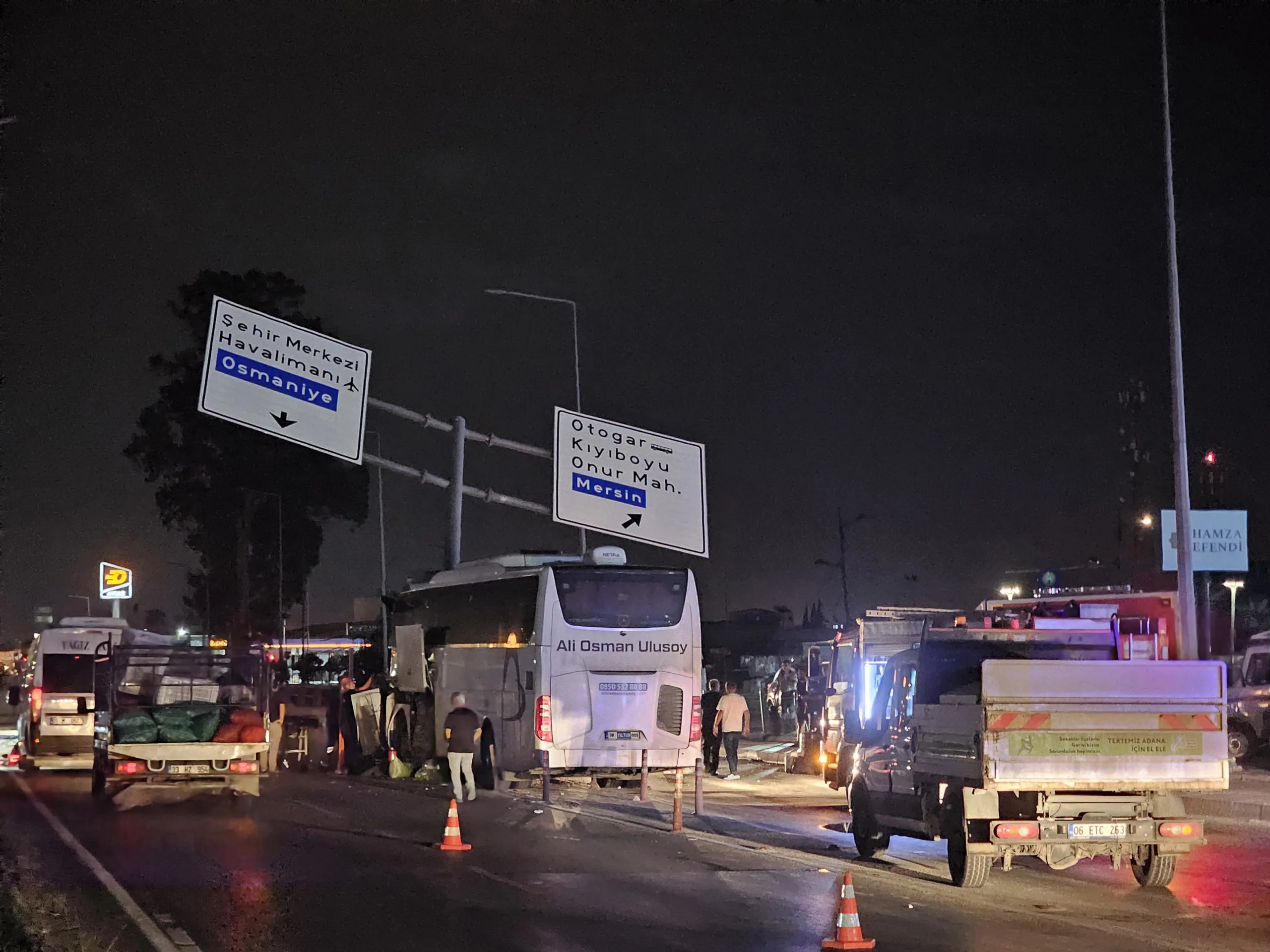 Otobüs direğe çarptı: 11 yaralı